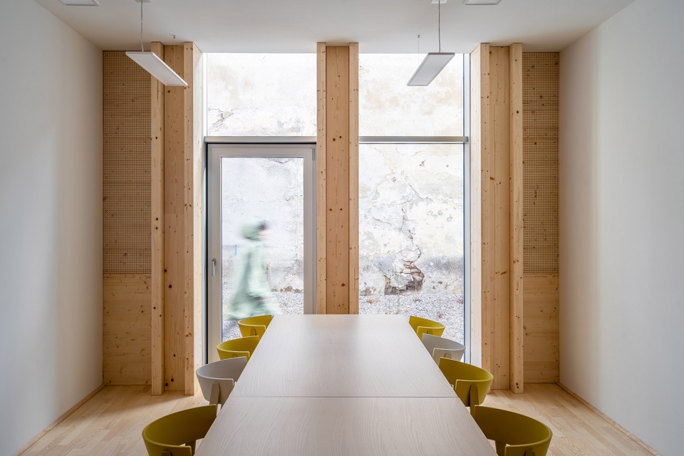 community center grosweikersdorf by smartvoll architects