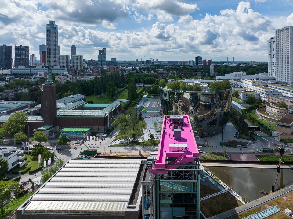 the podium opens allowing the public to visit the roof of het nieuwe instituut