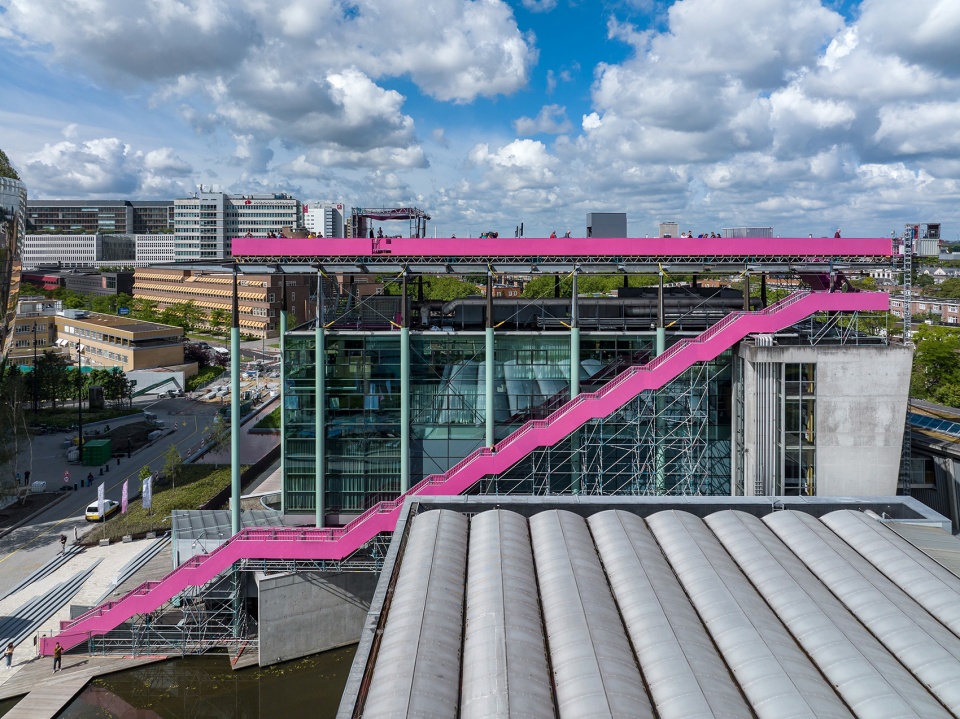 the podium opens allowing the public to visit the roof of het nieuwe instituut
