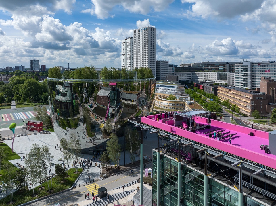 the podium opens allowing the public to visit the roof of het nieuwe instituut