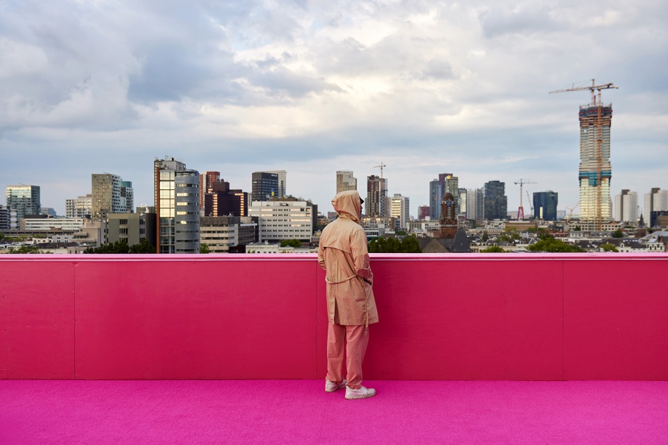 the podium opens allowing the public to visit the roof of het nieuwe instituut