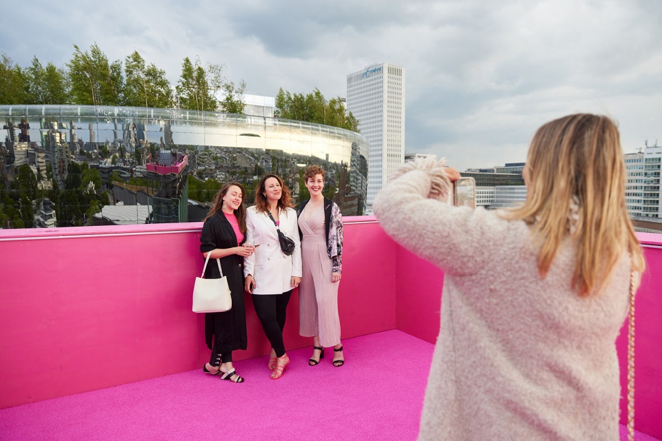 the podium opens allowing the public to visit the roof of het nieuwe instituut