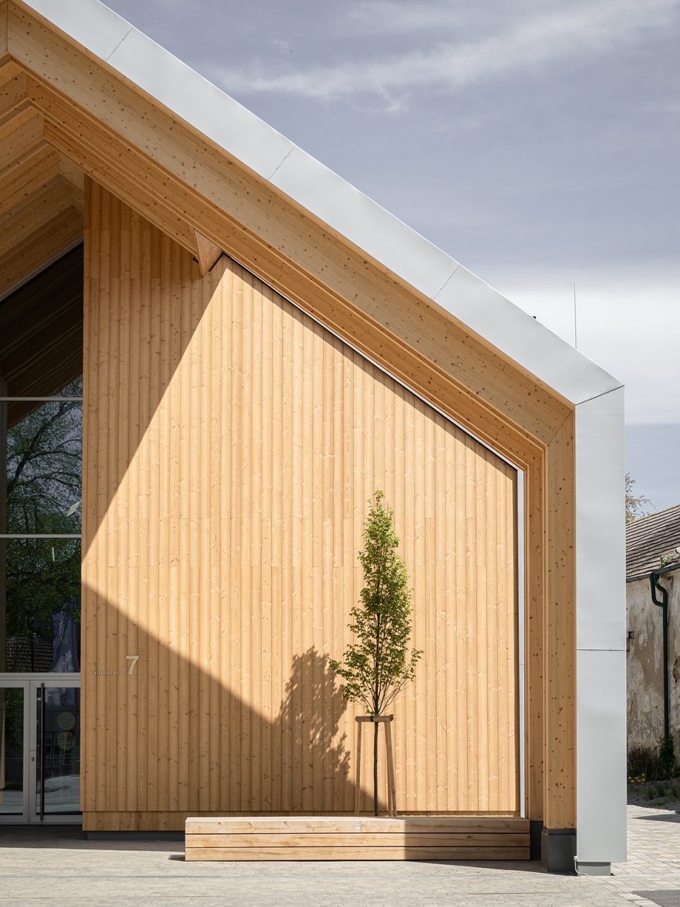 community center grosweikersdorf by smartvoll architects