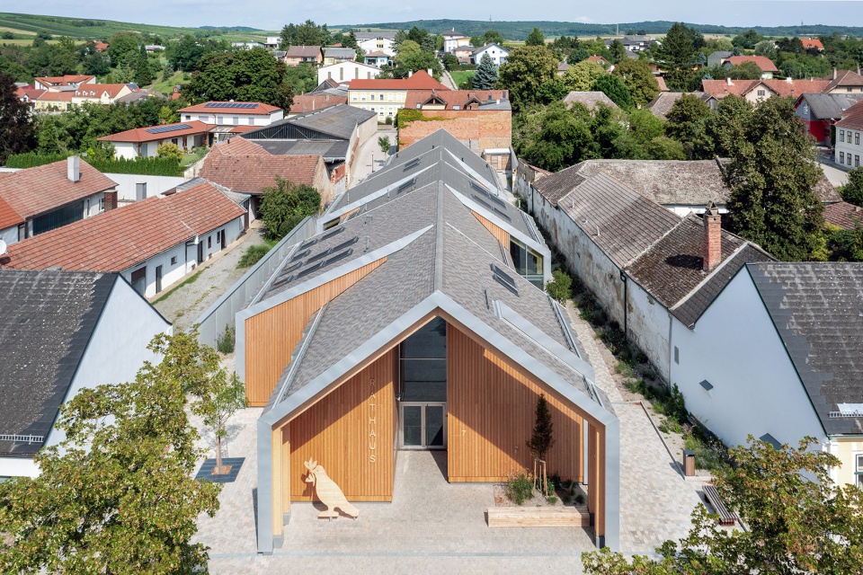 community center grosweikersdorf by smartvoll architects