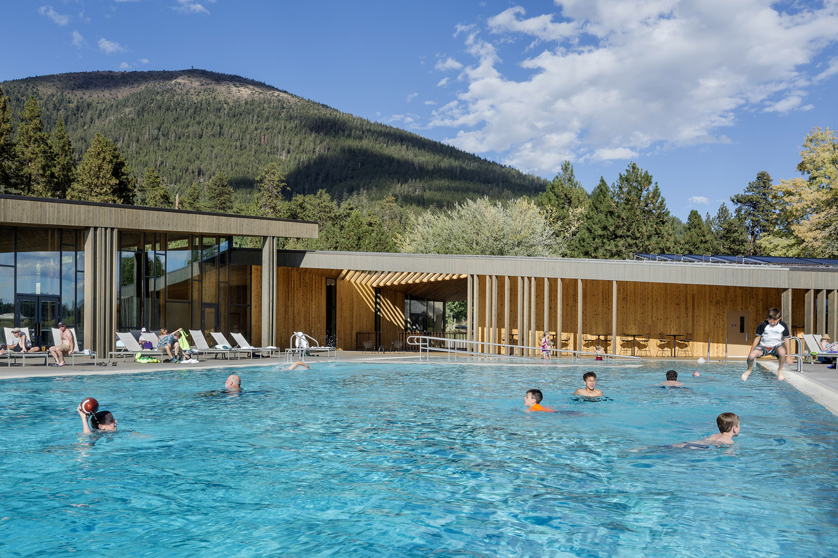 “Lakeside” at Black Butte Ranch by Hacker 谷德设计网