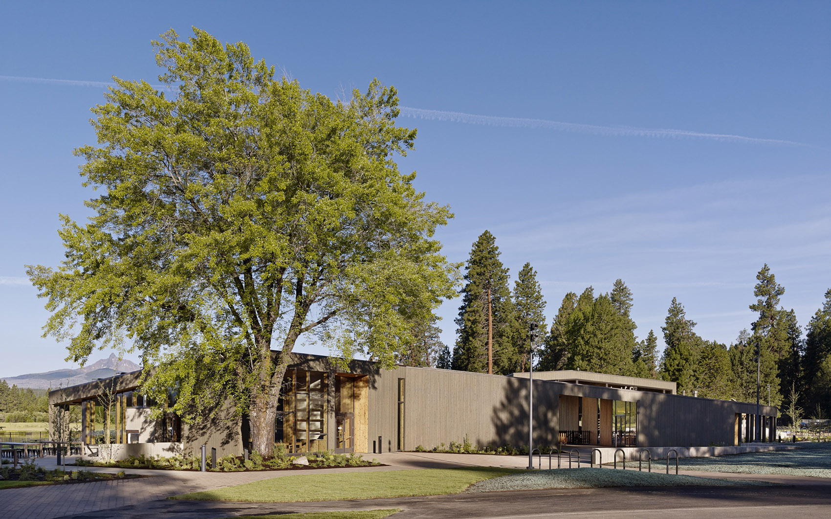 “Lakeside” at Black Butte Ranch by Hacker 谷德设计网