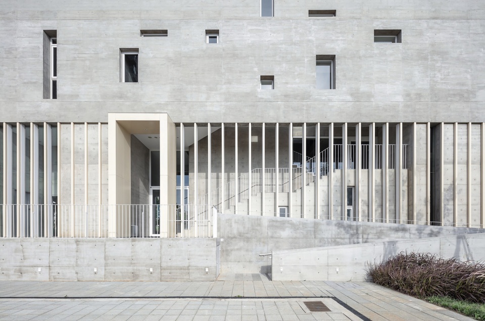 A Church Within A Fortress Behet Bondzio Lin Architekten
