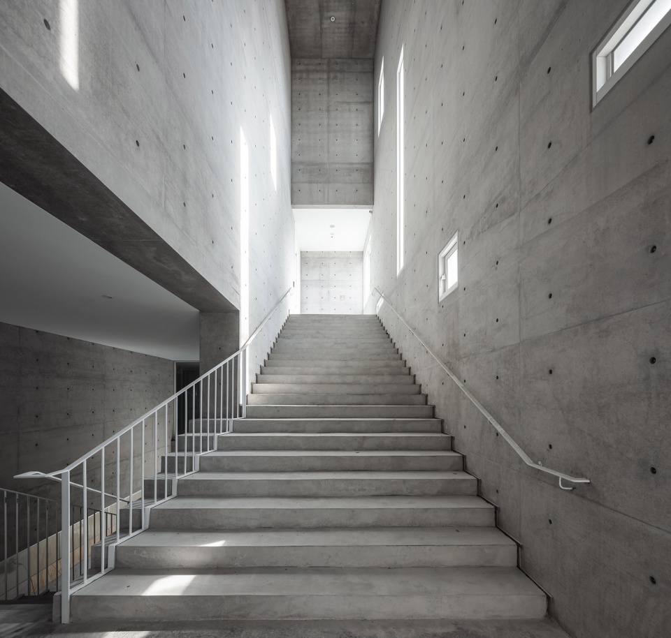 A Church Within A Fortress Behet Bondzio Lin Architekten