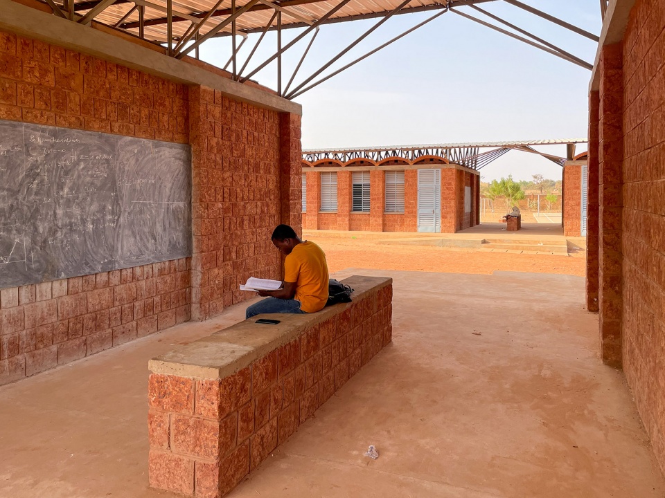 College Amadou Hampate Ba Article 25