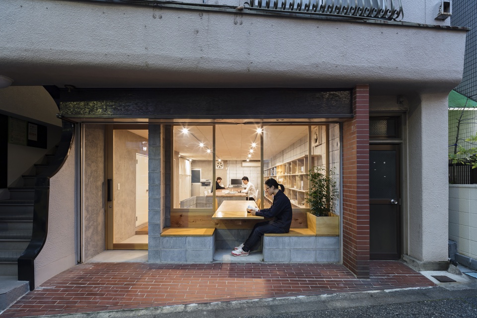 architect office nestle to the town by dog satoshi takae 1