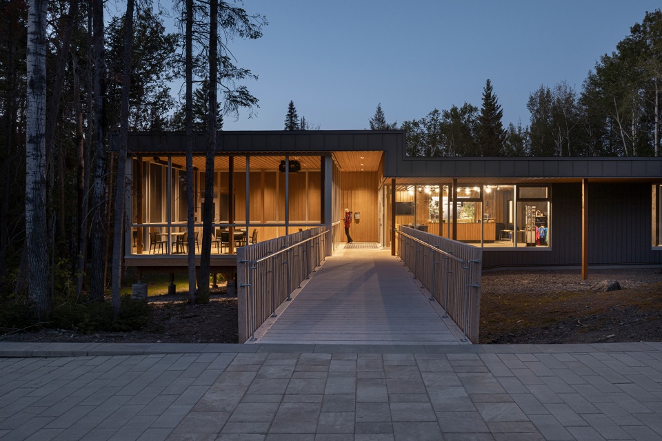 camp de touage service center by blouin tardif architectes eric painchaud architecte