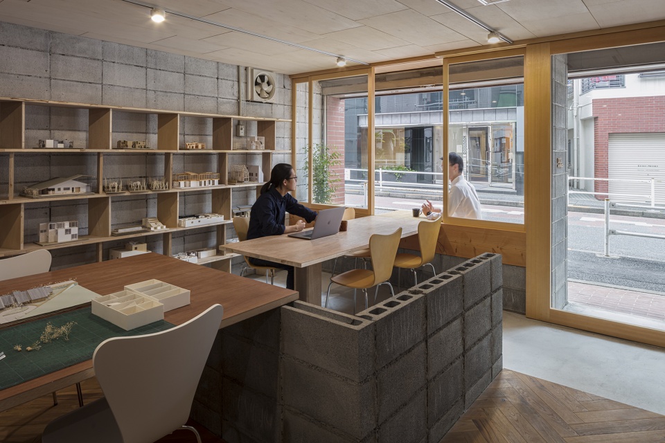 architect office nestle to the town by dog satoshi takae