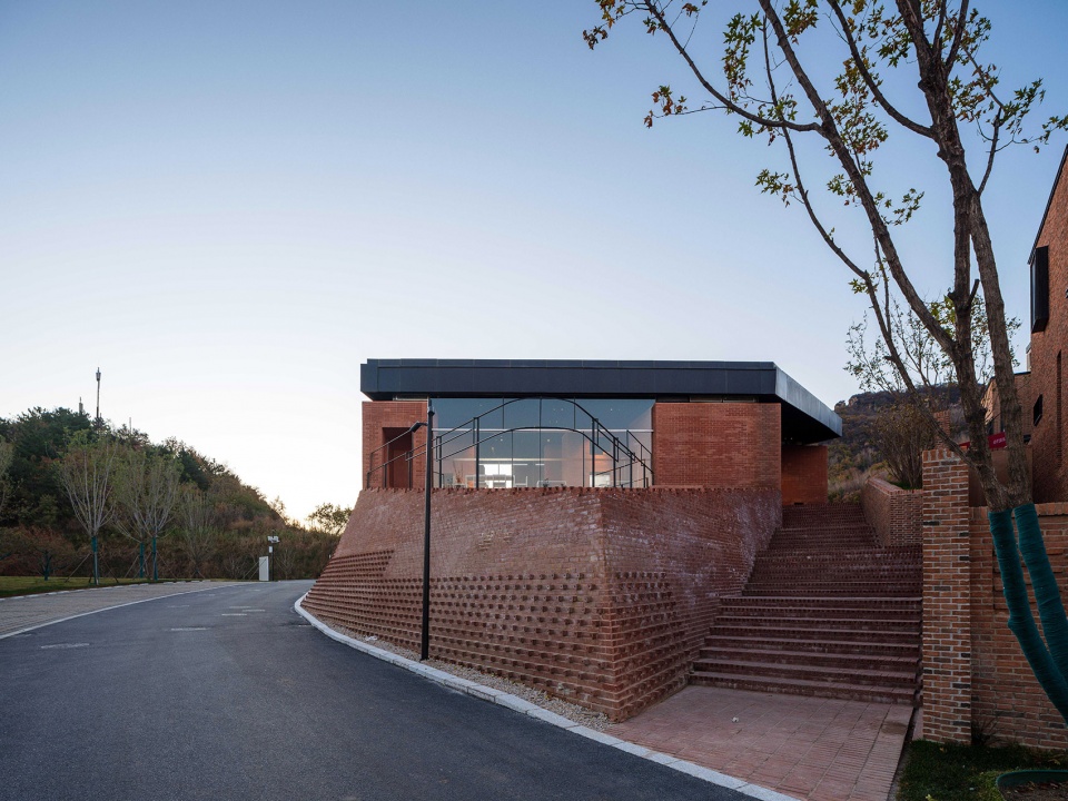 Art Center of Aranya Jinshanling by Atelier Archmixing