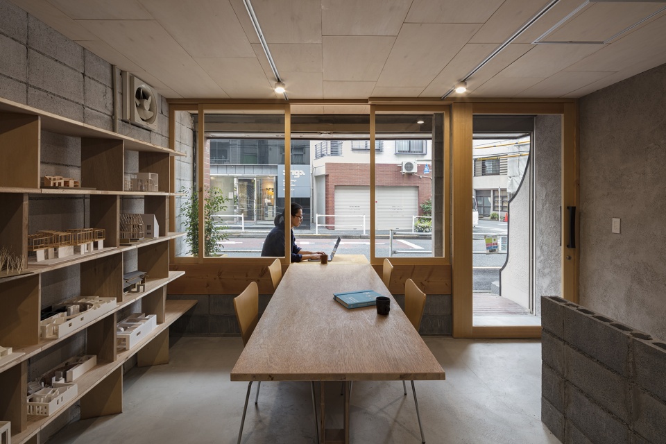 architect office nestle to the town by dog satoshi takae