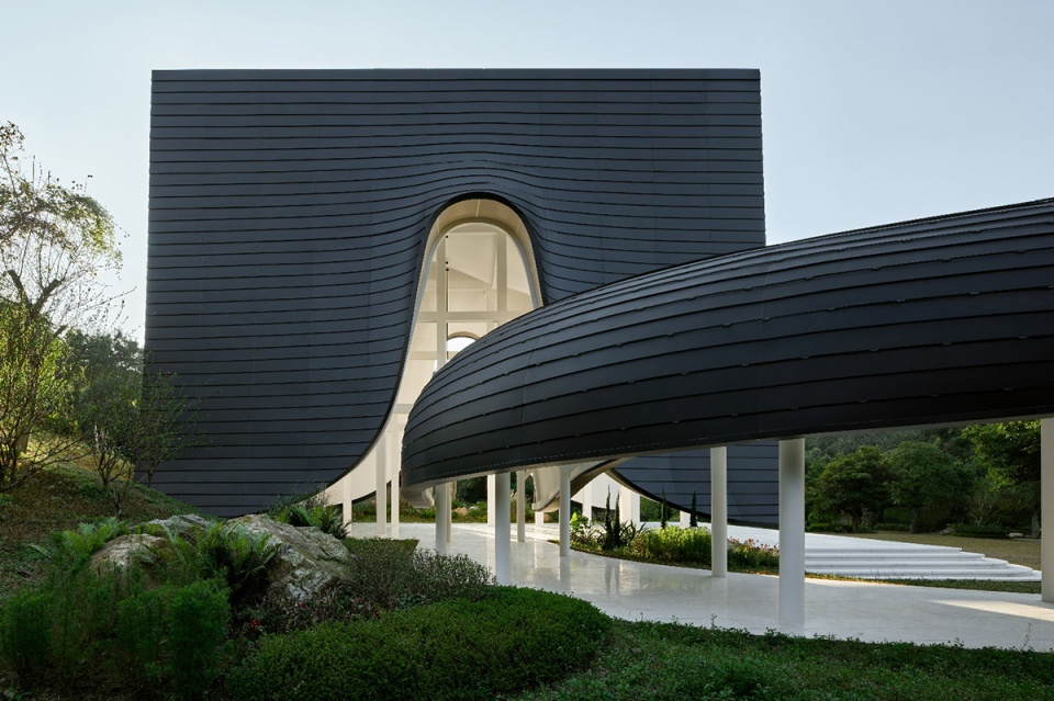 the levitated curtain xi hall by say architects