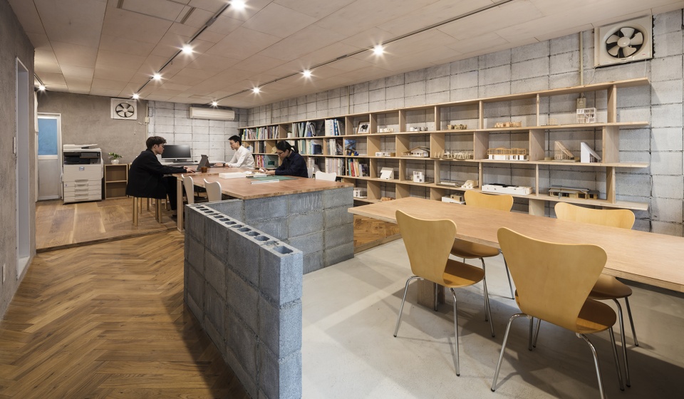 architect office nestle to the town by dog satoshi takae