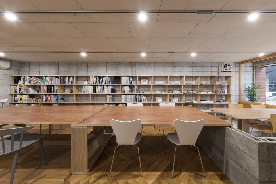 architect office nestle to the town by dog satoshi takae