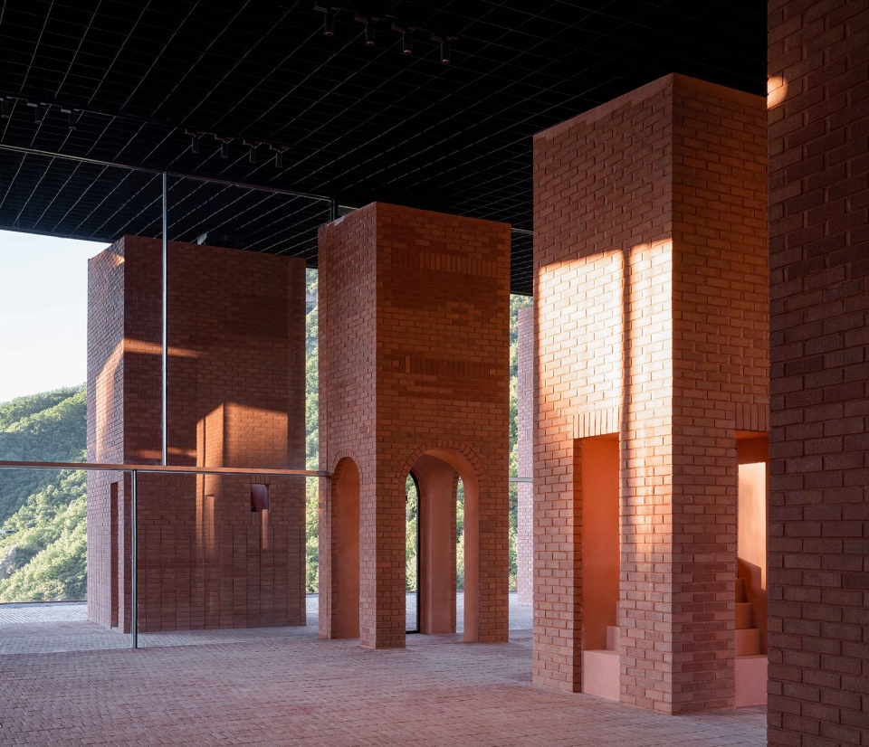 Art Center of Aranya Jinshanling by Atelier Archmixing