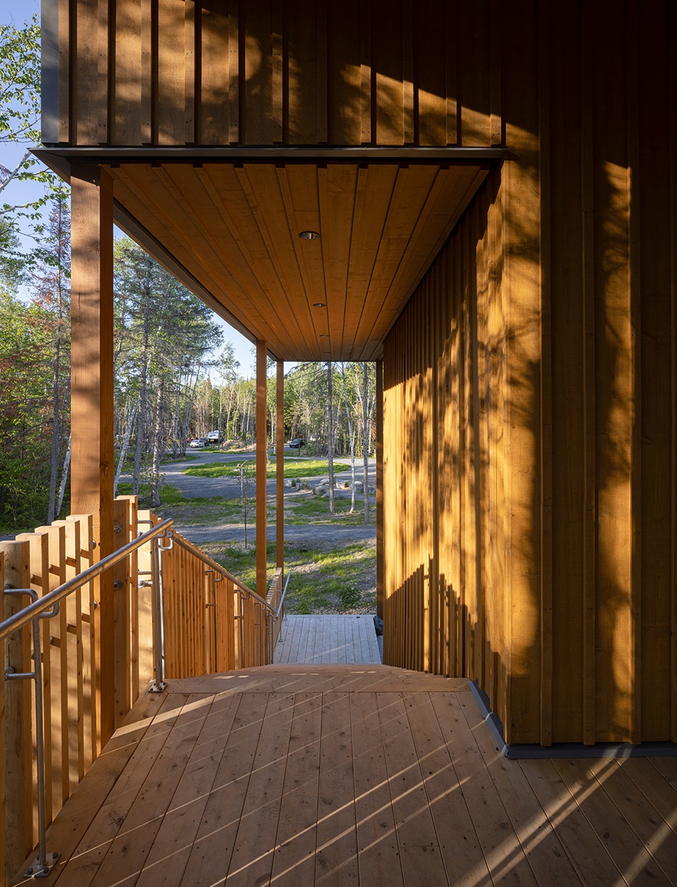 camp de touage service center by blouin tardif architectes eric painchaud architecte