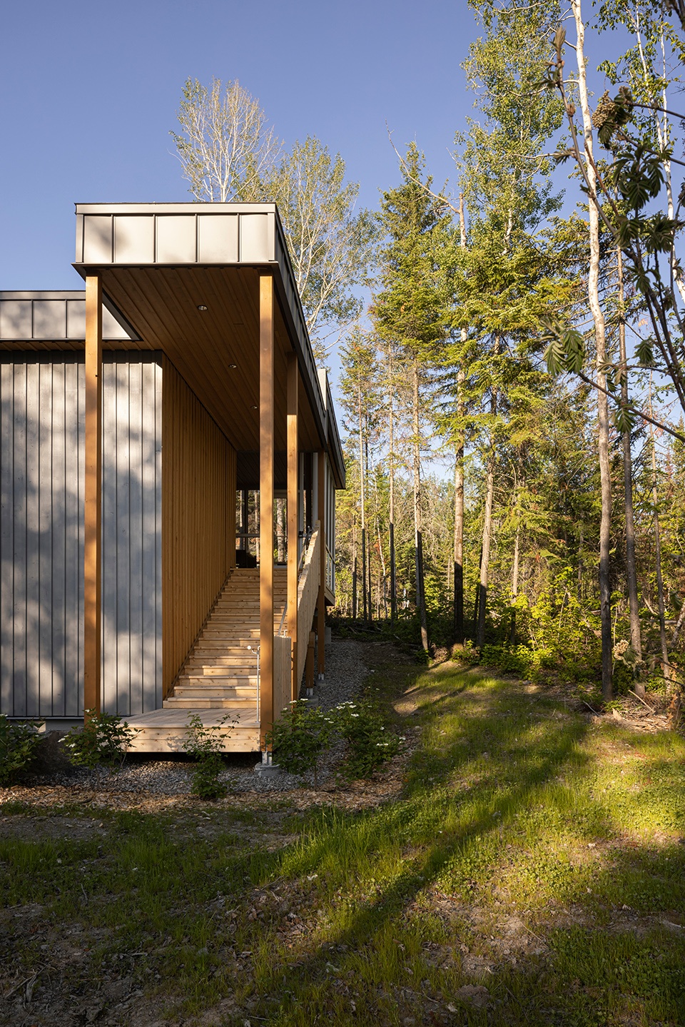 camp de touage service center by blouin tardif architectes eric painchaud architecte