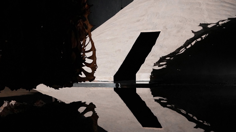 spatial design for wu jianan solo exhibition the huge sand dunes are the bed of the sea china by pills architects