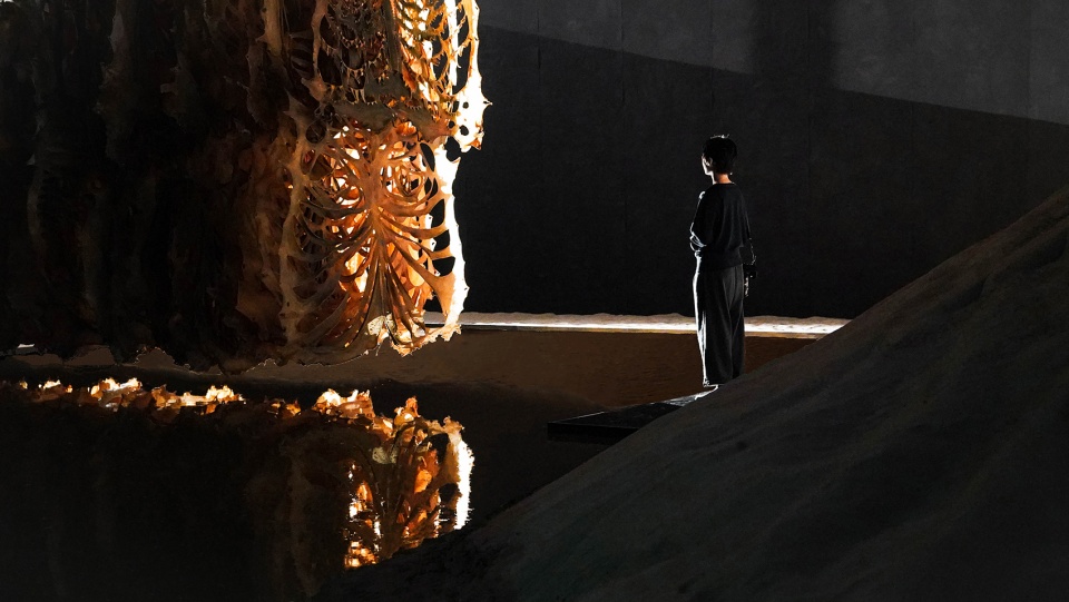 spatial design for wu jianan solo exhibition the huge sand dunes are the bed of the sea china by pills architects