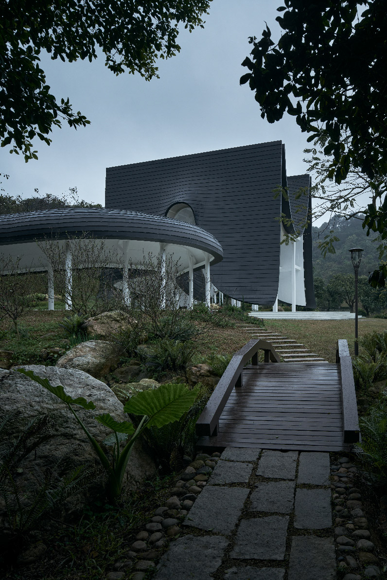the levitated curtain xi hall by say architects