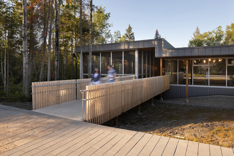 camp de touage service center by blouin tardif architectes eric painchaud architecte 1
