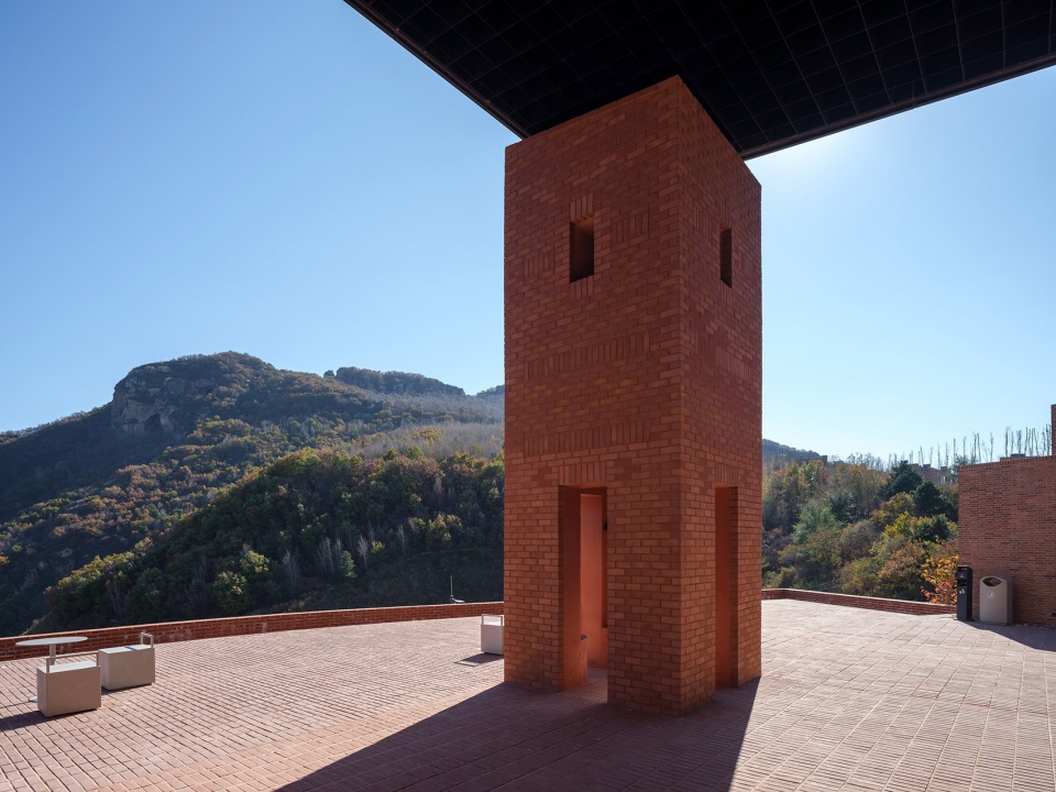 Art Center of Aranya Jinshanling by Atelier Archmixing