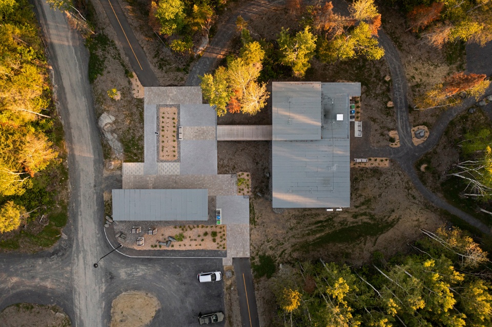 camp de touage service center by blouin tardif architectes eric painchaud architecte