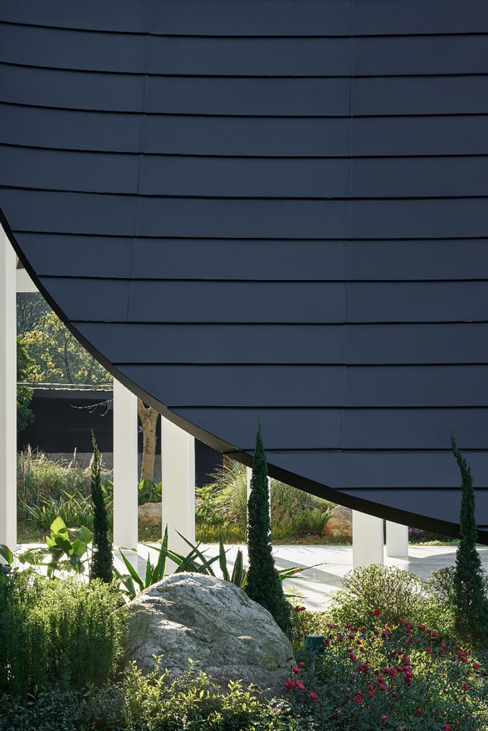 the levitated curtain xi hall by say architects