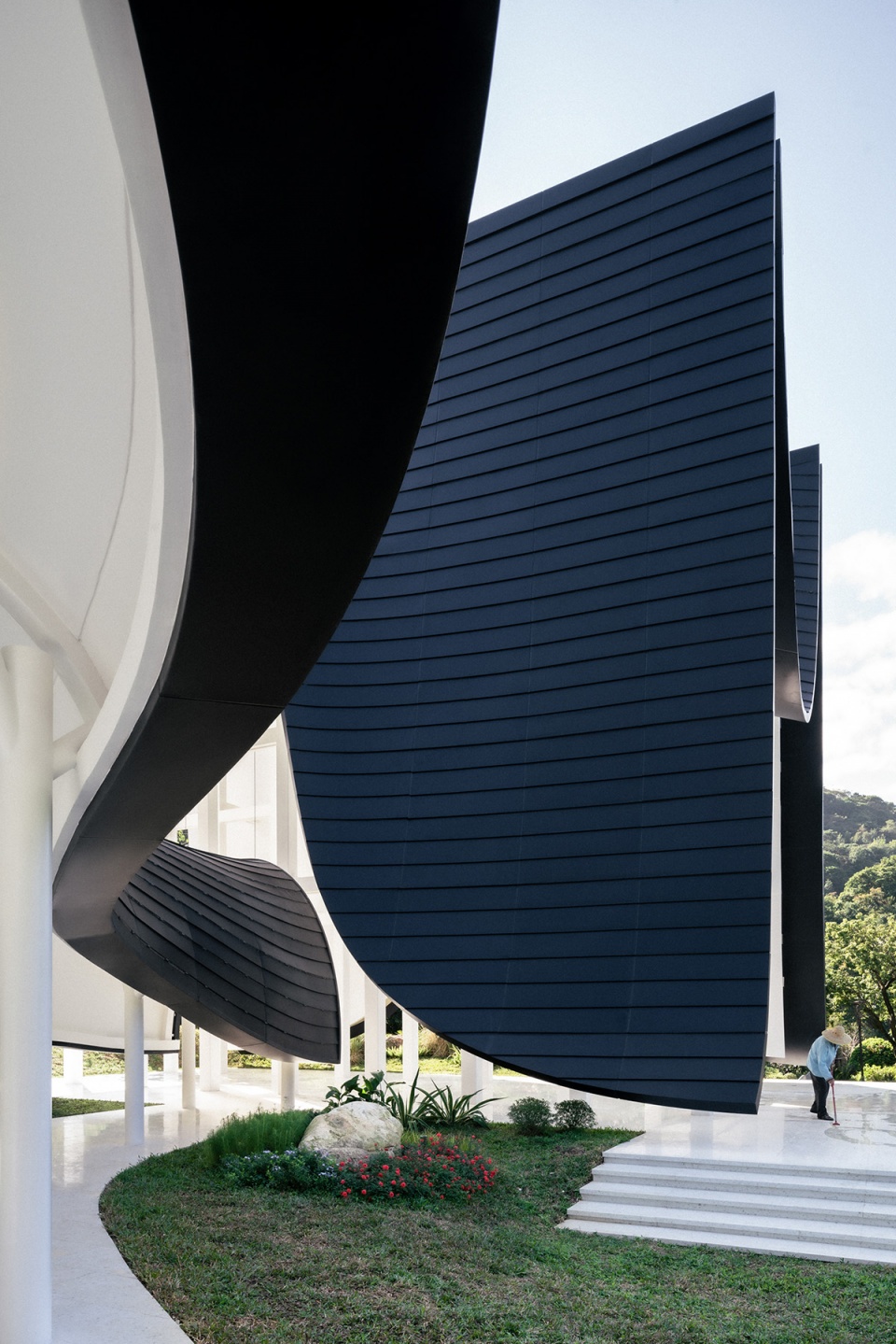the levitated curtain xi hall by say architects