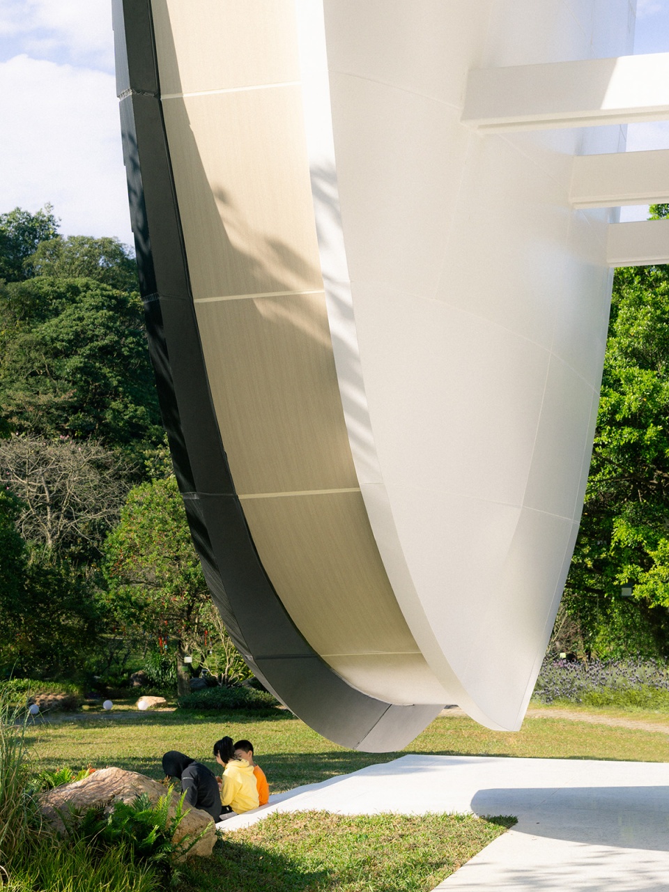 the levitated curtain xi hall by say architects