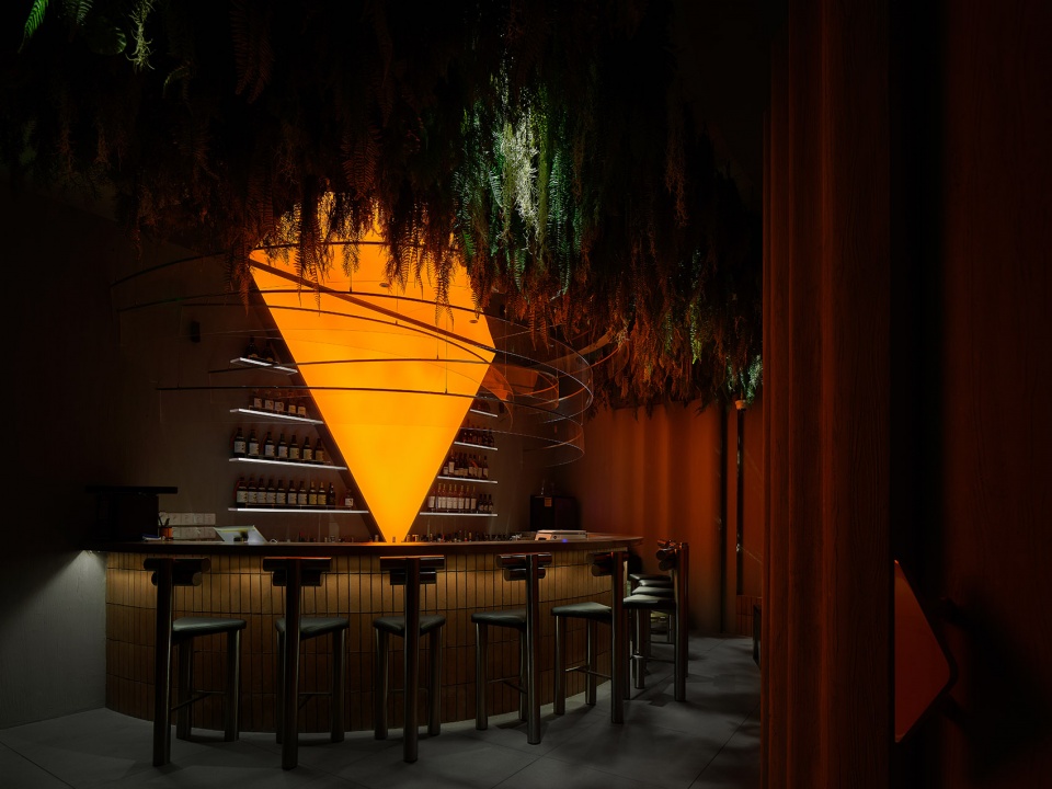 Parallel Universe 1989 Whisky Bar China by ZooCN Lab