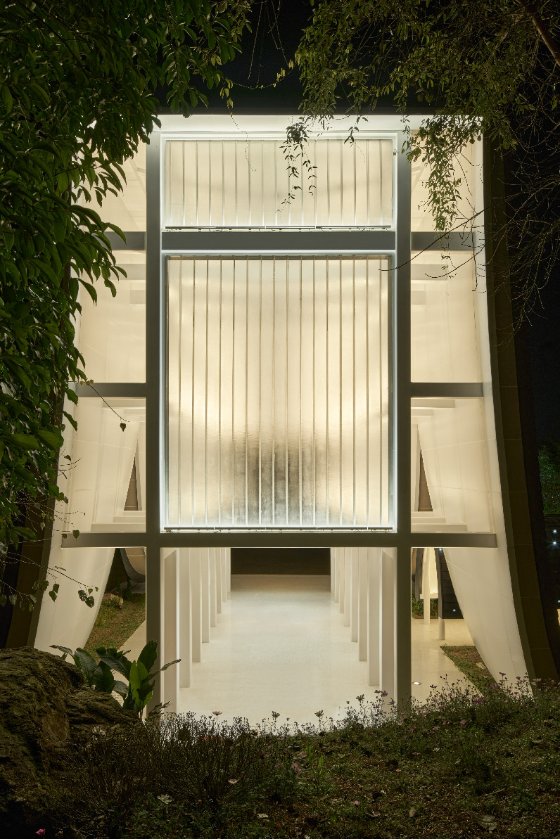 the levitated curtain xi hall by say architects