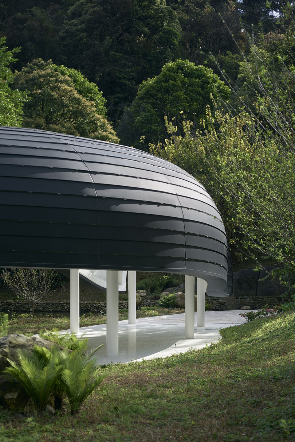 the levitated curtain xi hall by say architects