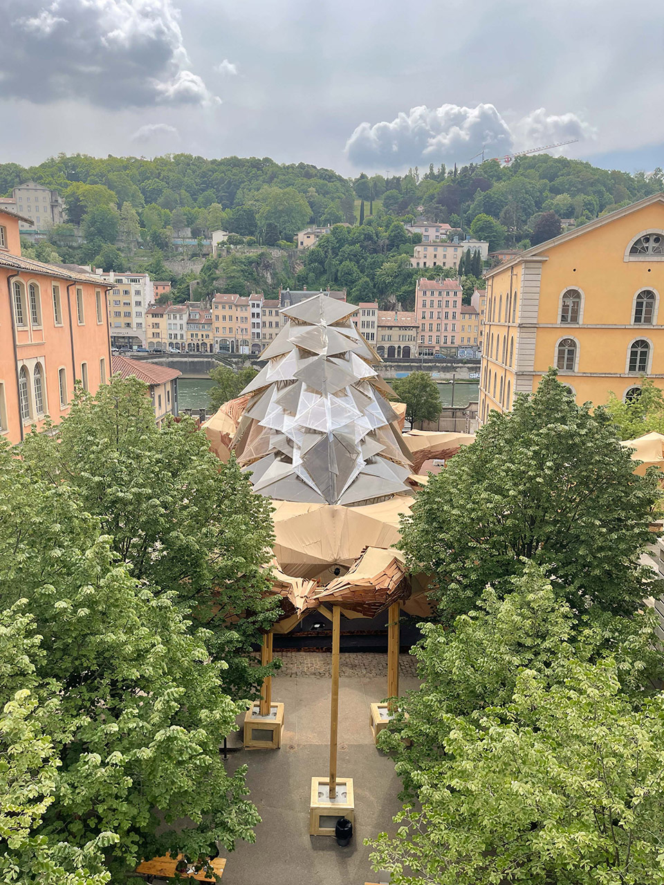 Le Kraken Installation by UV LAB
