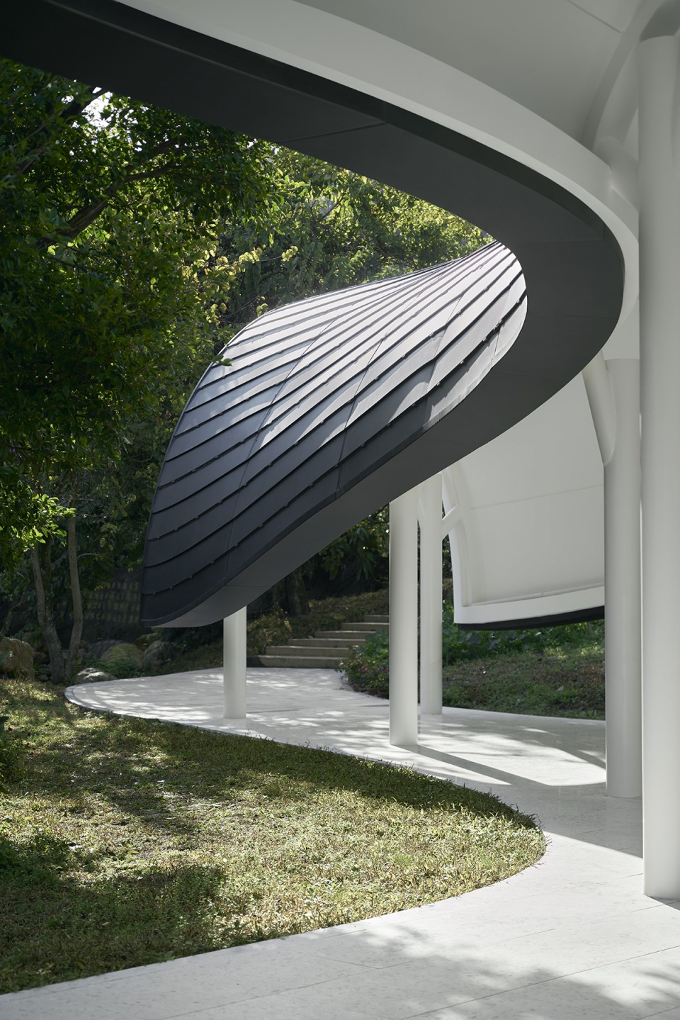 the levitated curtain xi hall by say architects