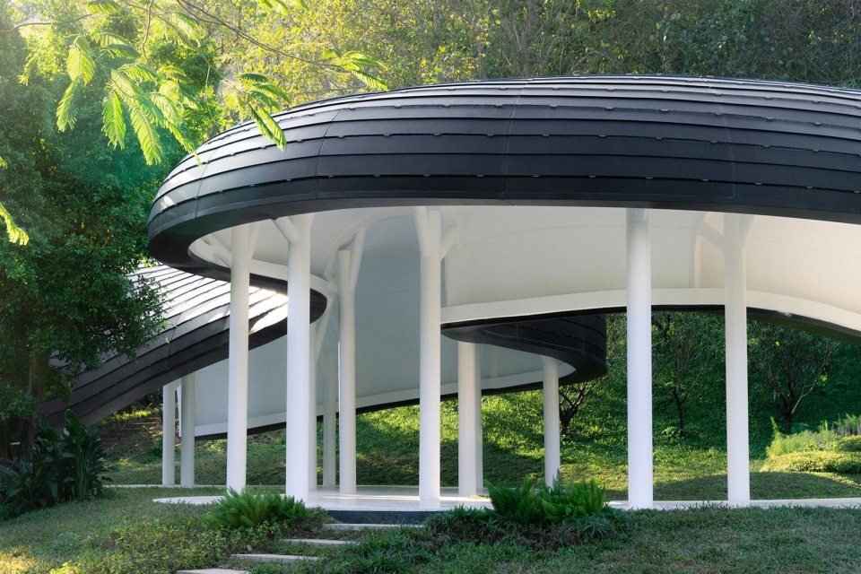 the levitated curtain xi hall by say architects