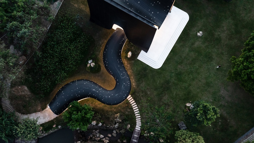 the levitated curtain xi hall by say architects