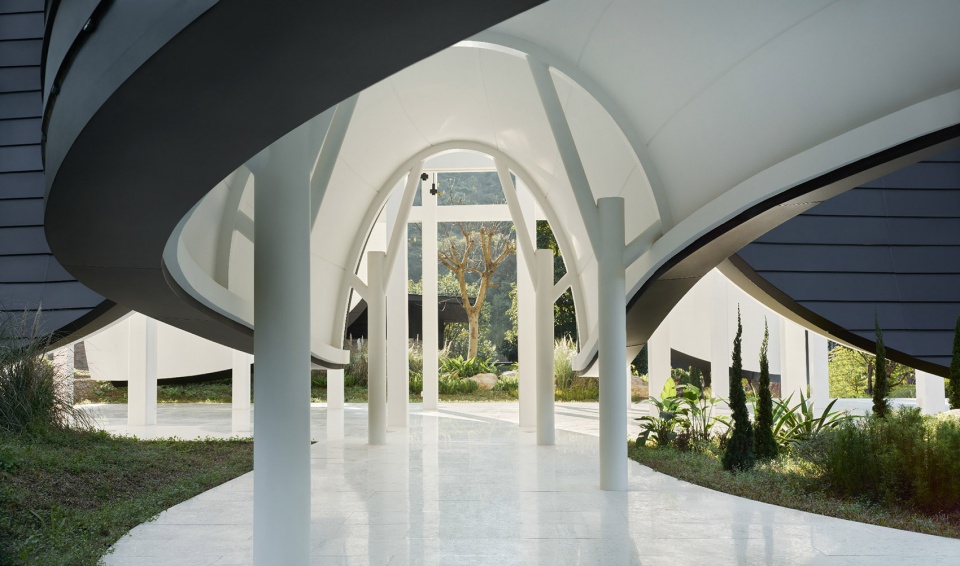 the levitated curtain xi hall by say architects