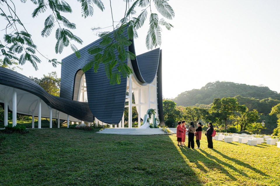 the levitated curtain xi hall by say architects