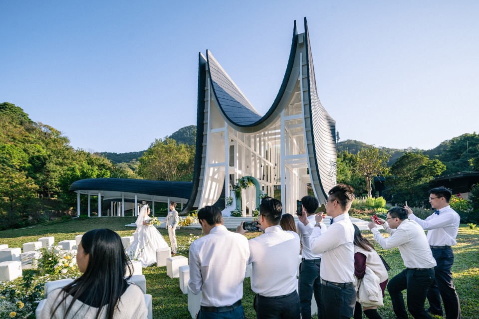 the levitated curtain xi hall by say architects