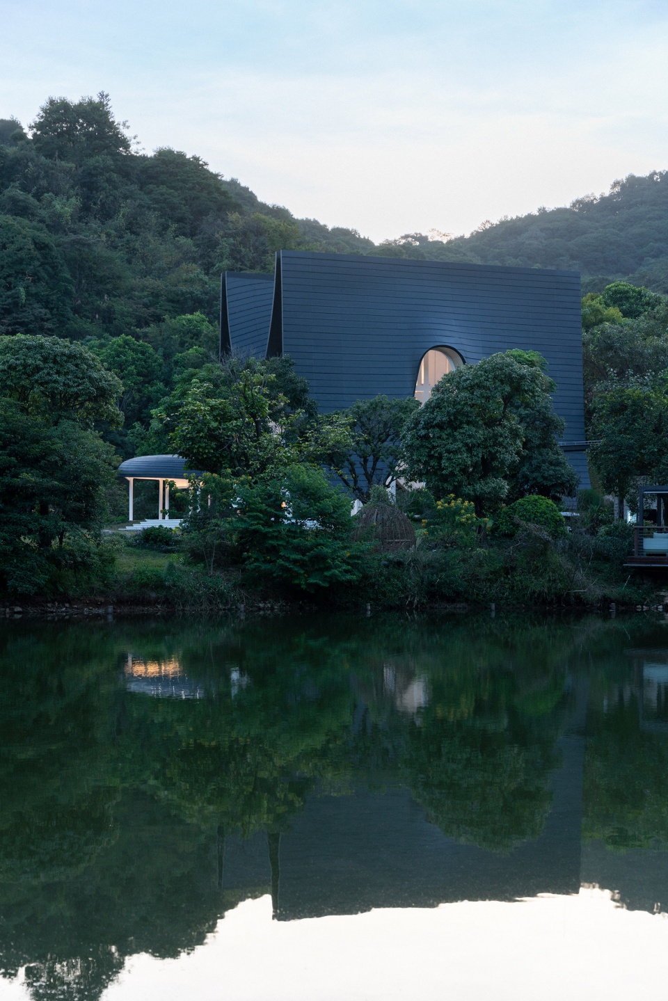 the levitated curtain xi hall by say architects
