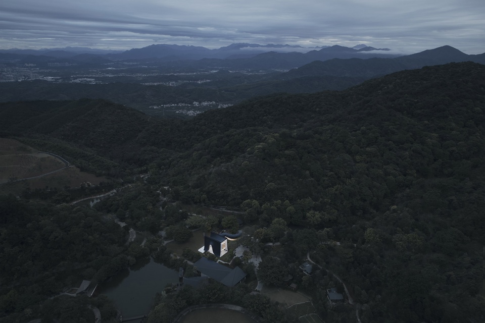 the levitated curtain xi hall by say architects