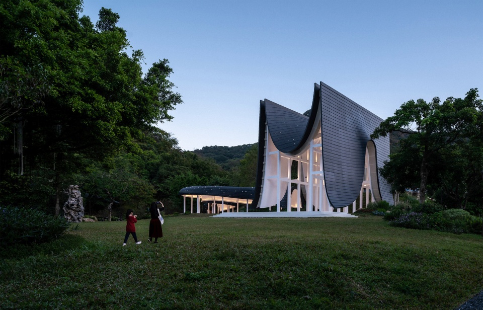 the levitated curtain xi hall by say architects