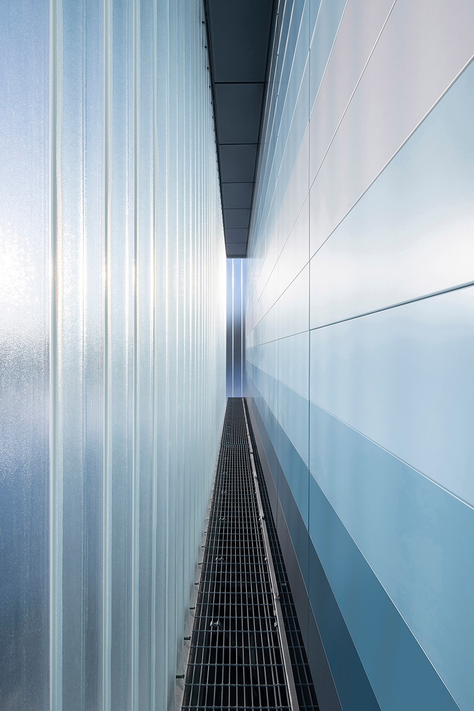 prise deau canal de laqueduc montreal by smith vigeant architects