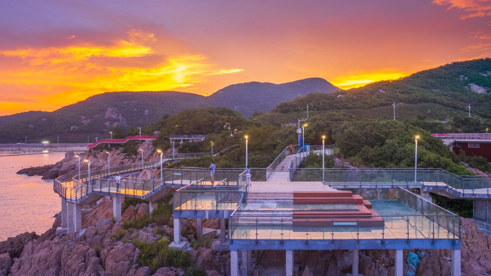ningbo songlan mountain resort glass walkway by shanghai chidi studio
