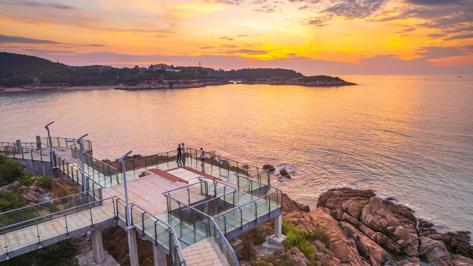 ningbo songlan mountain resort glass walkway by shanghai chidi studio