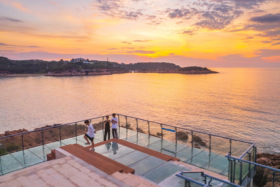ningbo songlan mountain resort glass walkway by shanghai chidi studio
